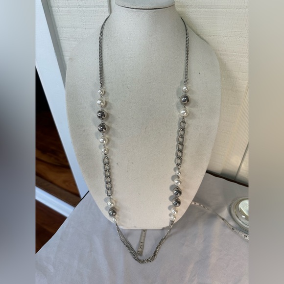 Three silvertone circle and pearl bead necklaces - Picture 3 of 8